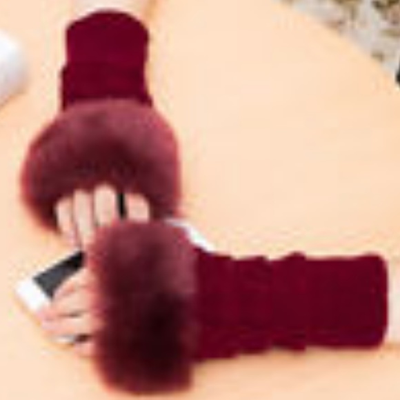 Mod Me Over Accessories - NEW Burgundy Knit W/ Fur Fingerless Gloves